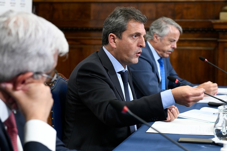 Decisão aconteceu após reunião do ministro da Economia, Sergio Massa, com representantes dos principais bancos