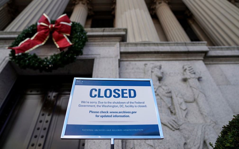 Placa avisa a visitantes que o Arquivo Nacional está fechado devido à paralisação parcial do governo federal, em Washington DC, nos Estados Unidos, em 22 de dezembro — Foto: Reuters/Joshua Roberts