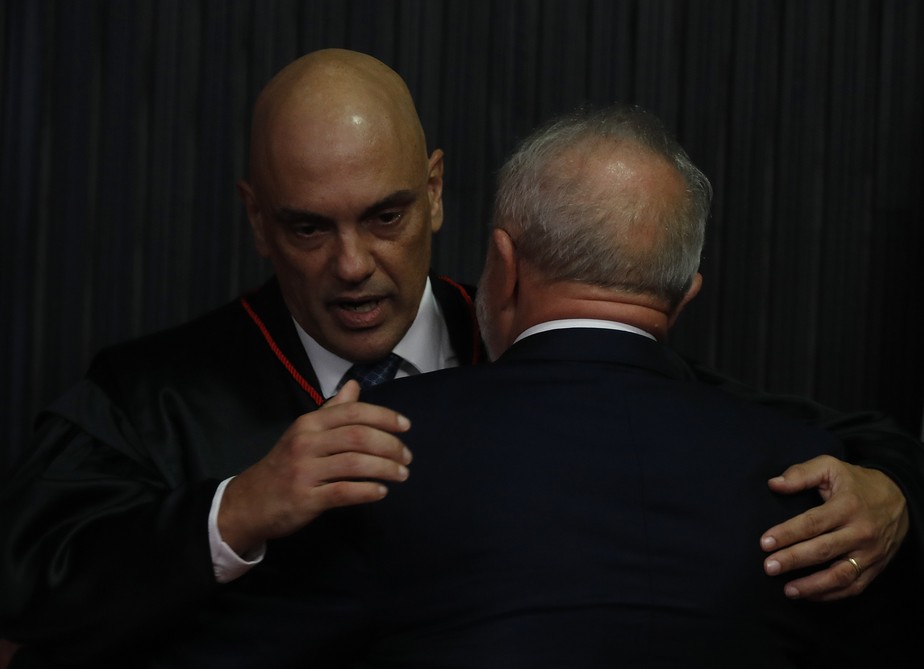 Lula e Alexandre de Moraes se cumprimentam em posse no Supremo Tribunal Federal