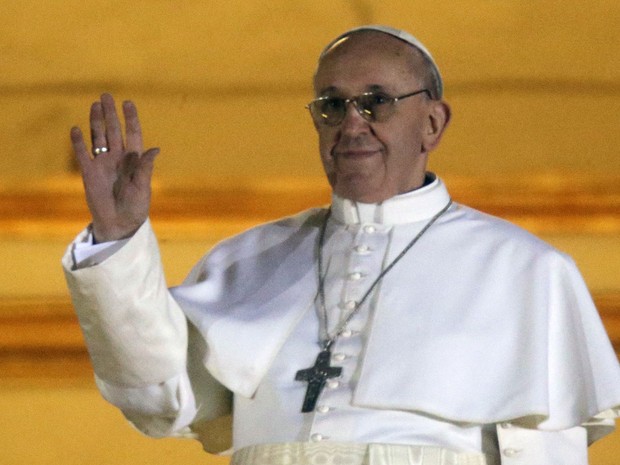Papa Francisco acena para a multidão depois do anúncio na sacada (Foto: Gregorio Borgia/AP)