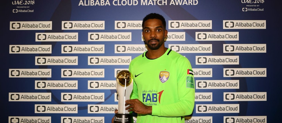 Khalid Eisa ganha o prêmio de melhor da semifinal contra o River Plate — Foto: Divulgação / Fifa