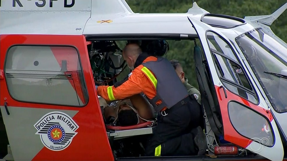 Homem precisou ser atendido pelo Helicóptero Águia da Polícia Militar — Foto: Reprodução/TV TEM