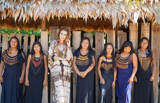 Chiara Gadaleta com as índias Wai Wai  (Foto: Divulgação)