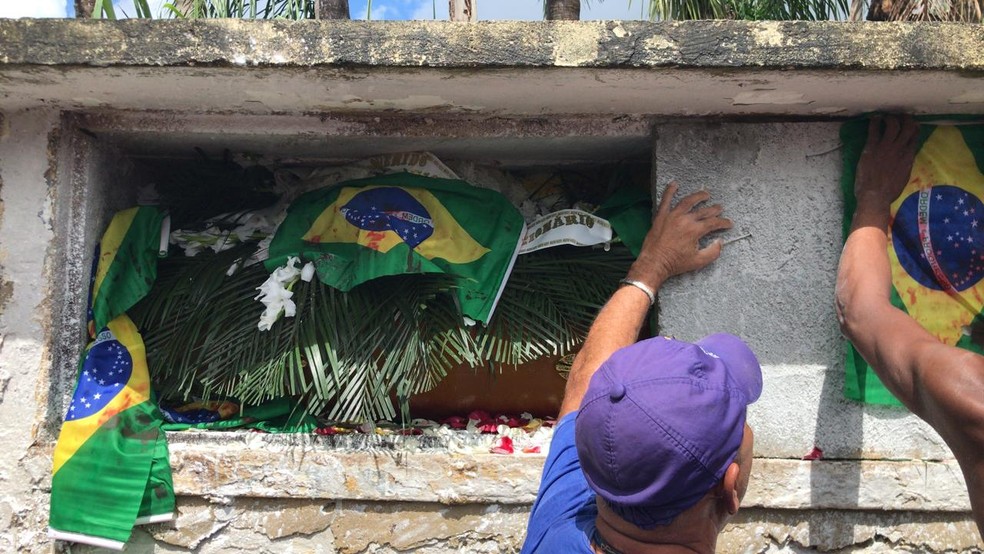 Músico Evaldo dos Santos Rosa é enterrado no Rio — Foto: Henrique Coelho/G1