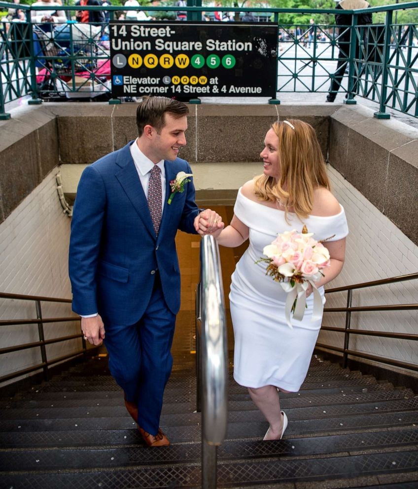 Recém-casados ​​Robert Musso e Frances saem do metrô em Nova York após a cerimônia (Foto: Emily Chan)