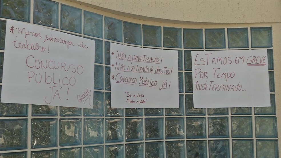 Cartazes comunicando os motivos da paralisação foram fixados em agência — Foto: Bruno Bortolozo/TVCA