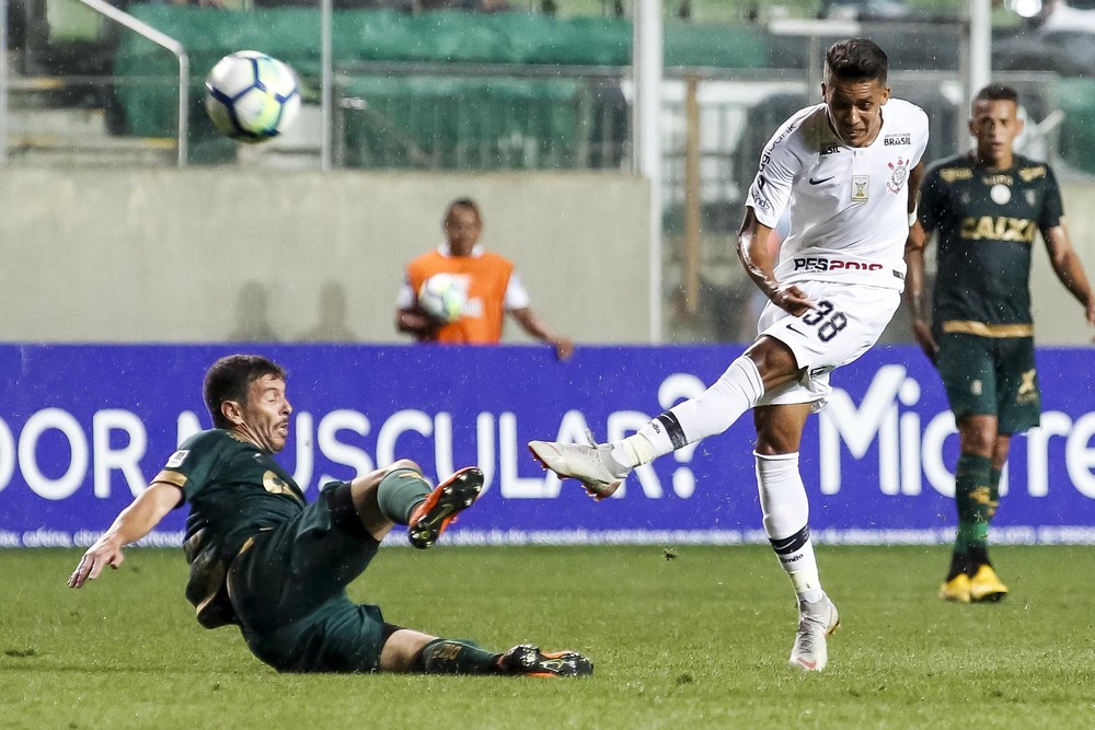 Em nova função, Pedrinho atua pelo meio e Corinthians ganha variação
