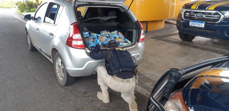 PRF apreende 66 kg de cocaína no porta-malas de carro e prende dois homens; maior apreensão no Piauí em dois anos