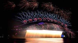 Fogos de artifício do réveillon 2023 iluminam o céu sobre a Harbour Bridge em Sydney, na Austrália — Foto: Muhammad Farooq / AFP
