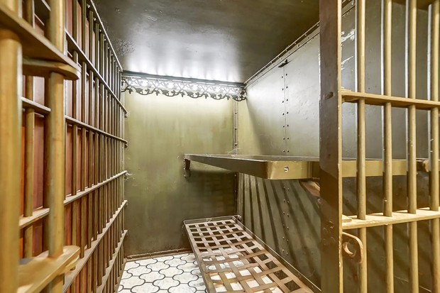 Mansão com duas celas de cadeia está à venda por R$ 1,5 milhão (Foto: Divulgação)