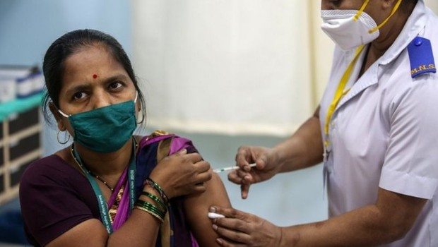 BBC - Apesar de ter se tornado um 'eldorado' de fabricação de vacinas, Índia não será a primeira a vacinar sua população (Foto: EPA via BBC)