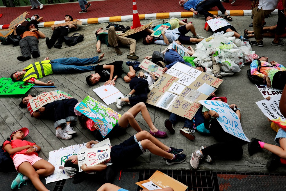 Manifestantes se fingem de mortos durante protesto pelo clima em Bangcoc, na Tailândia. — Foto: REUTERS/Soe Zeya Tun