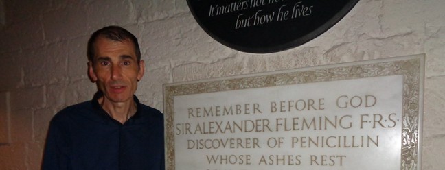 Mark Dabbs visitou memorial em homenagem a Alexander Fleming — Foto: Reprodução