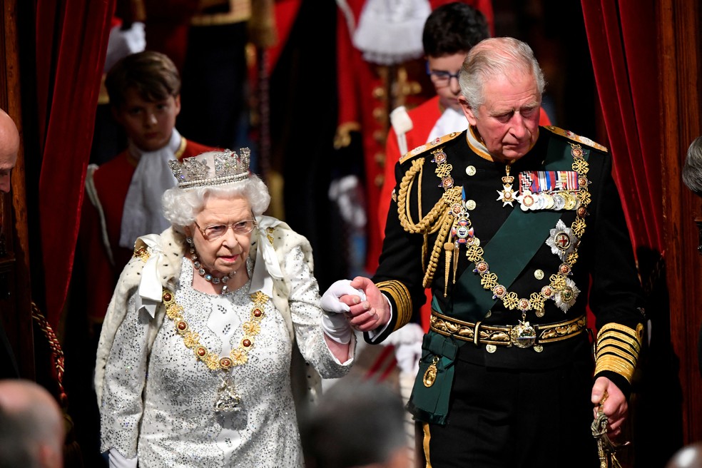  /></p> <p><strong>Transição</strong></p> <p>O príncipe Charles já vinha assumindo as funções da mãe, em meio ao avanço da idade dela. Em maio deste ano, por exemplo, foi a primeira vez na história do reinado de Elizabeth que o príncipe substituiu a monarca na abertura do Parlamento Britânico. Ela não compareceu ao Palácio de Westminster por problemas de mobilidade. Em 70 anos de mandato, Elizabeth II só havia faltado duas vezes ao discurso, nos anos em que ela estava grávida dos seus filhos Andrews e Edward.</p> <p><strong>Príncipe de Gales</strong></p> <p>Charles tinha apenas 3 anos quando sua mãe assumiu o trono, após o falecimento do avô, o Rei George VI. Aos 9 anos, ele se tornou príncipe de Gales, título tradicional do herdeiro do trono britânico. Ele também herdou outros títulos de seus pais, como Duque da Cornualha e Duque de Edimburgo. Charles foi o primeiro herdeiro de Elizabeth ll a ir para a escola e para a universidade. Entre as unidades de ensino, ele frequentou a Cheam School, nos arredores de Londres, Gordonstoun, no norte da Escócia, e Trinity College, em Cambridge.</p> <p><img src=