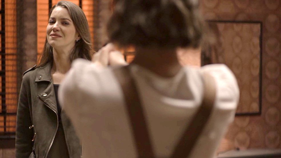 Josiane (Agatha Moreira) vai até a fábrica e tenta atirar em Fabiana (Nathalia Dill), na novela 'A Dona do Pedaço' — Foto: Globo