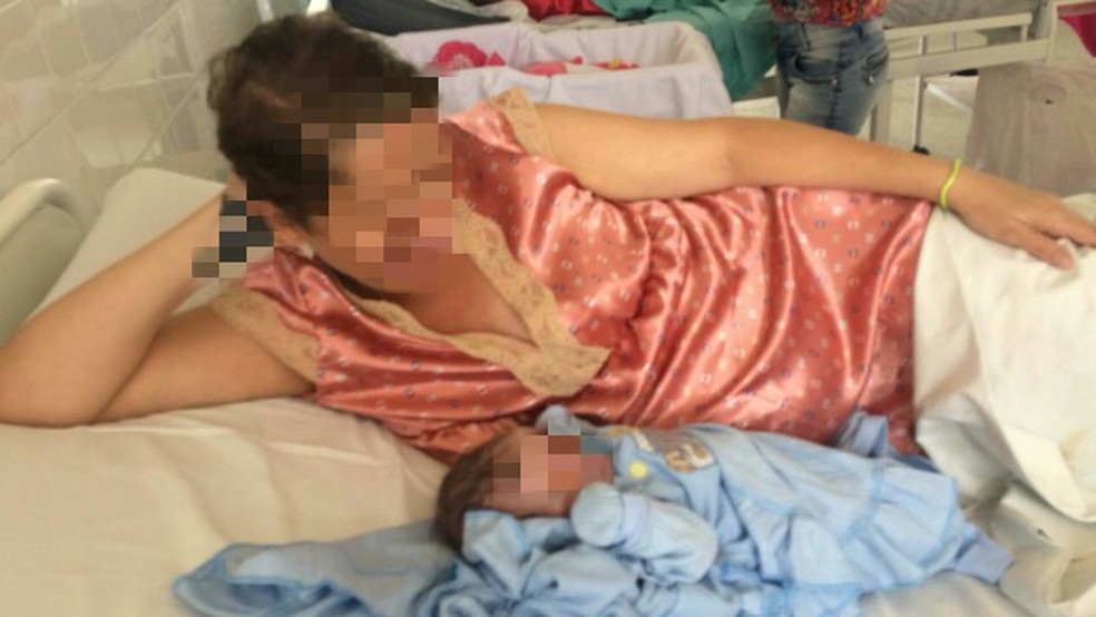 Mulher em trabalho de parto foi socorrida na BR-232, em SÃ£o Caetano (Foto: PRF/DivulgaÃ§Ã£o)