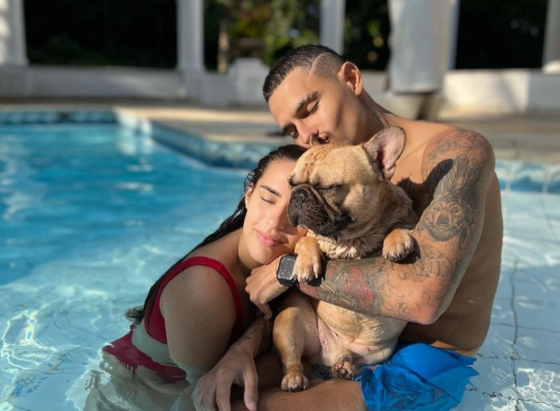 Lívian Aragão e o namorado, Jota Façanha, com o cachorro que ele é tutor, Rob (Foto: Arquivo Pessoal // Instagram/@livianaragao/Reprodução)