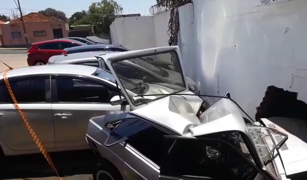 Quatro pessoas que estavam na casa tiveram ferimentos leves, pois escombros caíram em cima delas — Foto: Romeu Neto/TV TEM