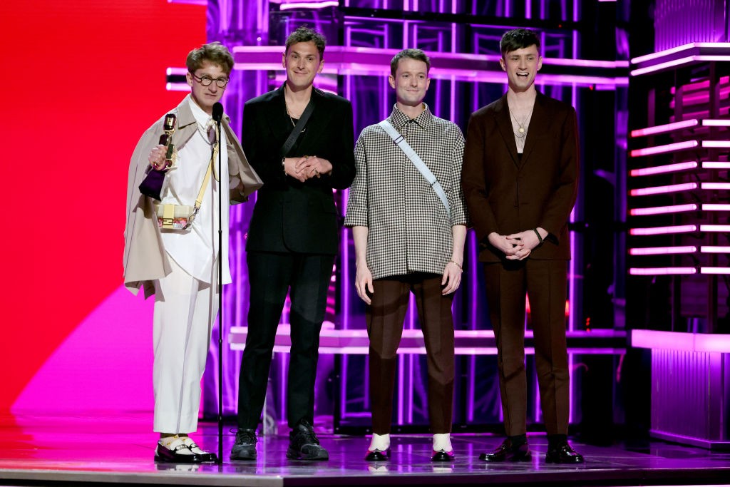 LAS VEGAS, NEVADA - MAY 15: (L-R) Dave Bayley, Joe Seaward, Drew MacFarlane, and Edmund Irwin-Singer of Glass Animals accept the Top Rock Artist award onstage during the 2022 Billboard Music Awards at MGM Grand Garden Arena on May 15, 2022 in Las Vegas, N (Foto: Getty Images)