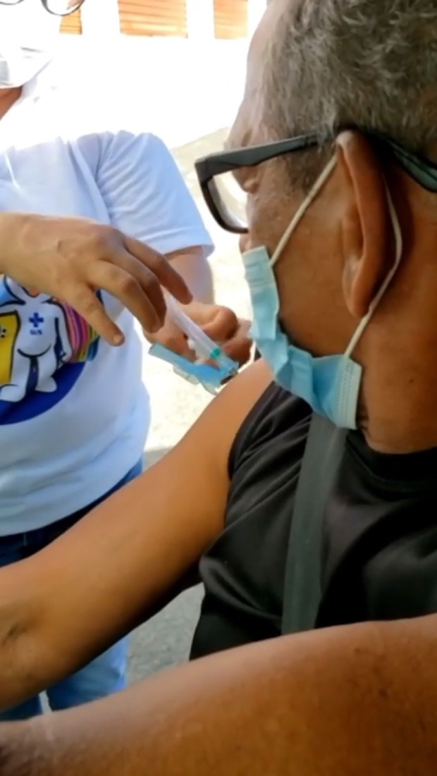 Carlos Soares, pai de Carla Perez, recebeu a primeira dose do imunizante contra a Covid (Foto: Reprodução / Instagram)