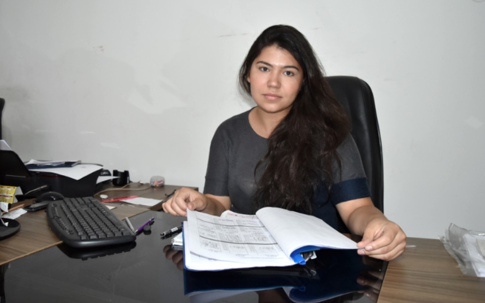 Secretária de um CFC, Andressa Rocha diz que poucos alunos optam pela CNH digital (Foto: Paula Resende/ G1)