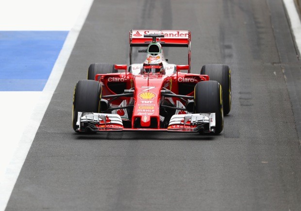 Kimi Raikkonen, da Ferrari, pisa fundo em Silverstone (Foto: Getty Images)