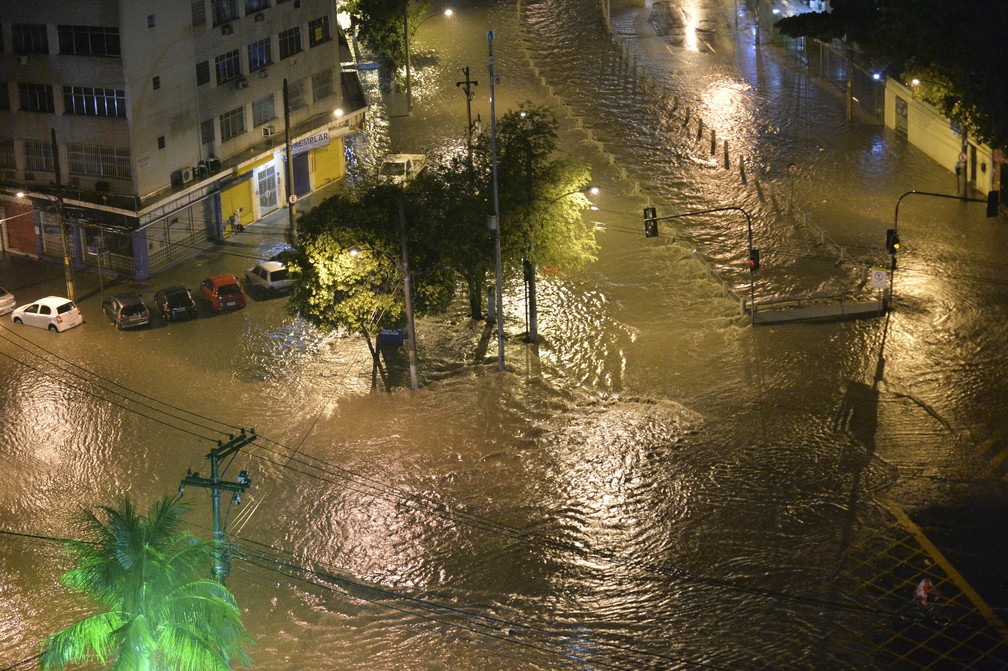 Forte chuva que atingiu o Rio de Janeiro na madruga desta quarta deixou ruas completamente alagadas (Foto: Celso Pupo/Fotoarena/Estadão Conteúdo)