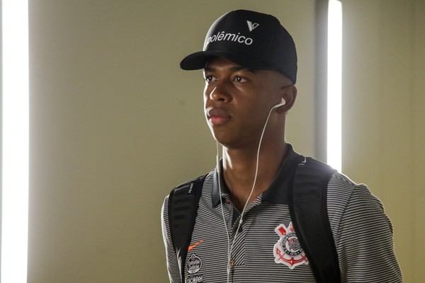 Pai do atacante Carlinhos vai à Justiça cobrar dívida do Corinthians