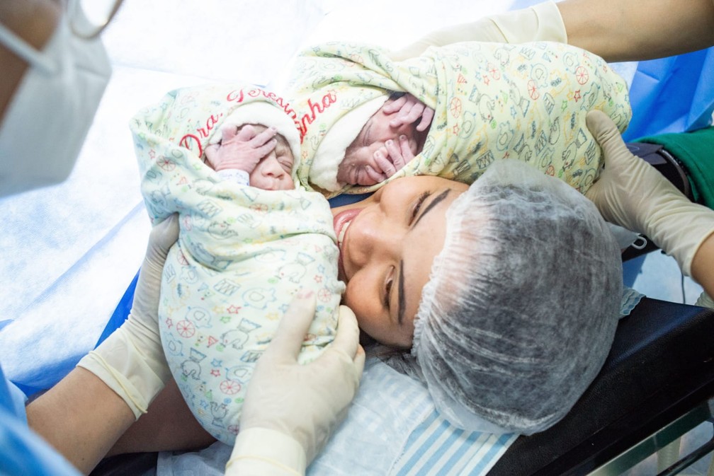 Beatriz Santos e os filhos gêmeos Théo e Gael que nasceram empelicados em São Pedro da Aldeia, no RJ — Foto: Juliana Pereira/fotógrafa