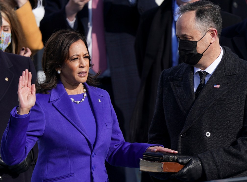 Kamala Harris presta juramento como vice-presidente dos EUA durante a posse de Joe Biden como 46º presidente dos Estados Unidos na Frente Oeste do Capitólio dos EUA, em Washington, nesta quarta (20)  — Foto: Kevin Lamarque/Reuters