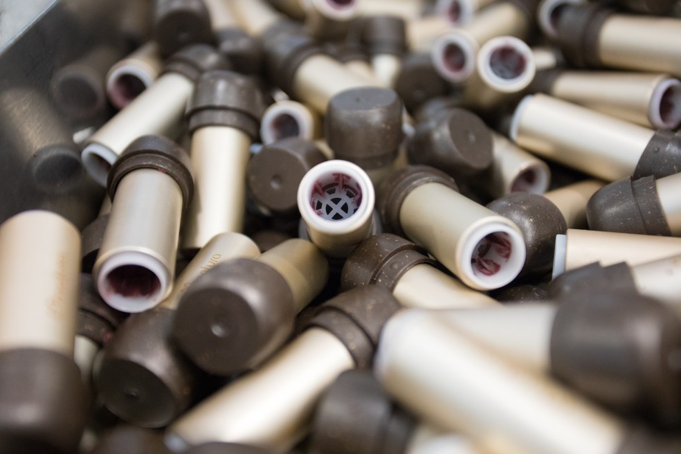 Textura da base serve para fixar a bala, evitando que o batom caia quando é usado (Foto: Celso Tavares/G1)