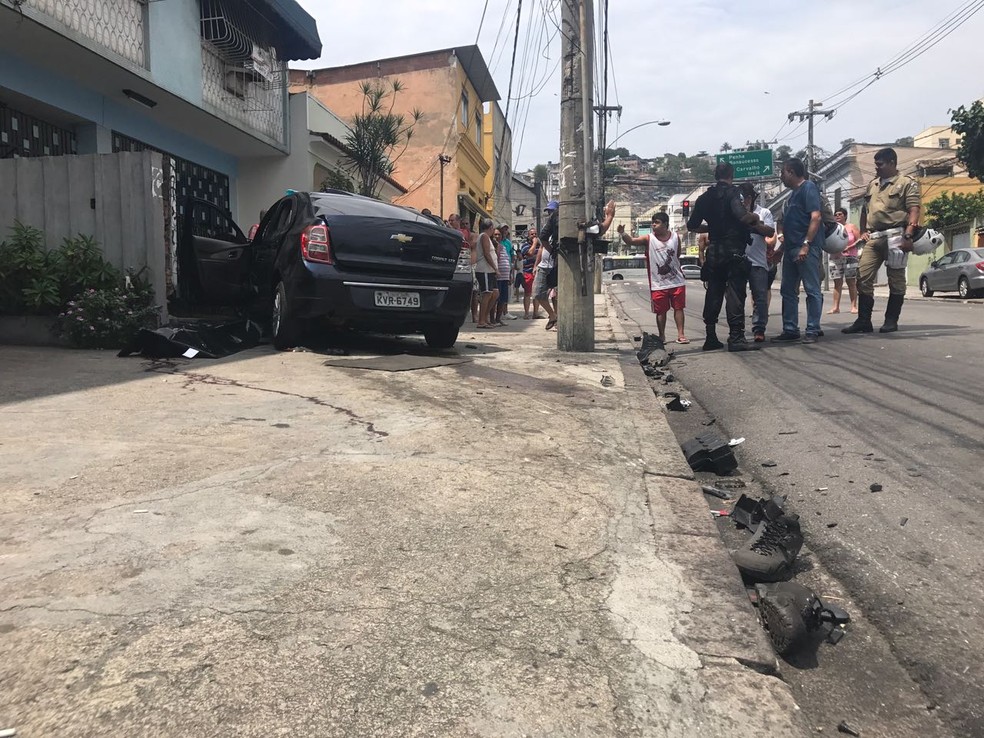 Objetos dos passageiros do carro ficaram a alguns metros do veículo (Foto: Matheus Rodrigues / G1)