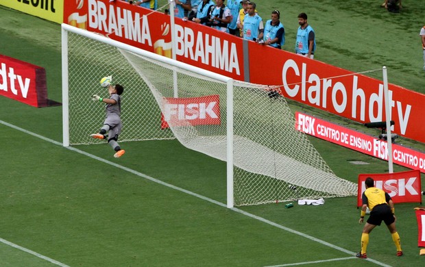 Antes de árbitro confirmar gol, Elano chegou a correr para cobrar lateral