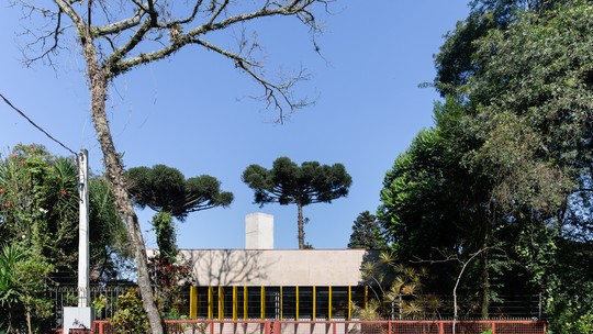 Em Curitiba, casa brutalista ganhou nova cozinha e suíte ampliada após reforma