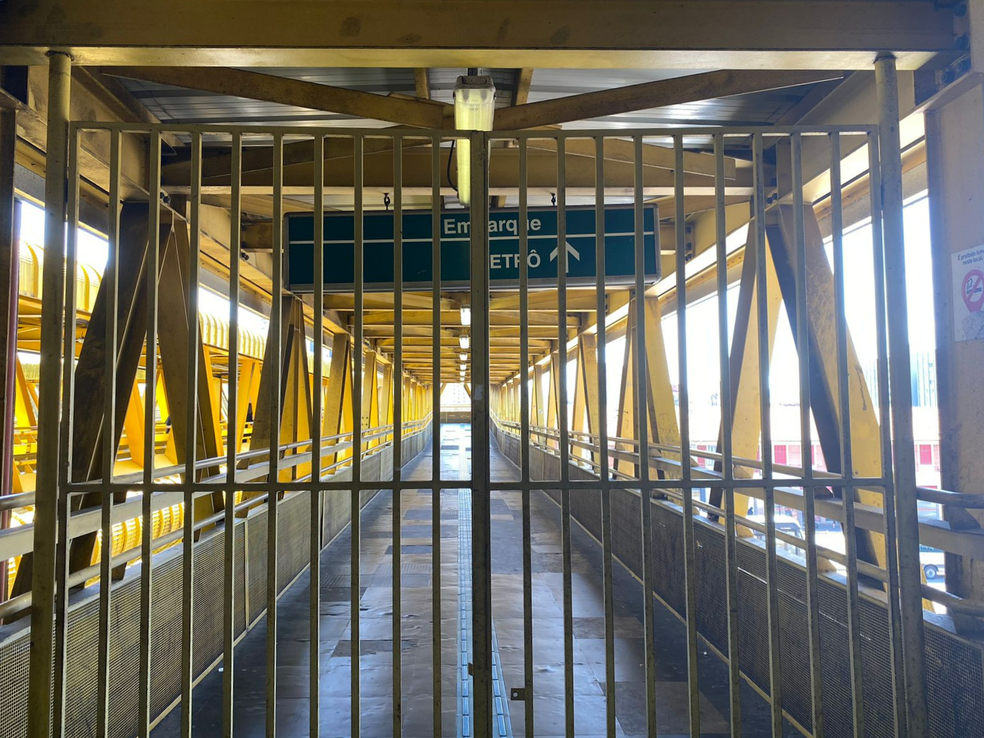Passagem do terminal Sacomã para a estação de metrô — Foto: Deslange Paiva/g1