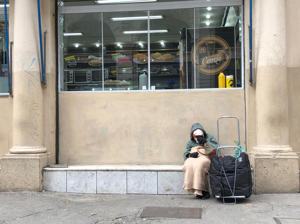 Senhora dormindo em frente a uma padaria no Centro de SP. — Foto: Deslange Paiva/ g1 