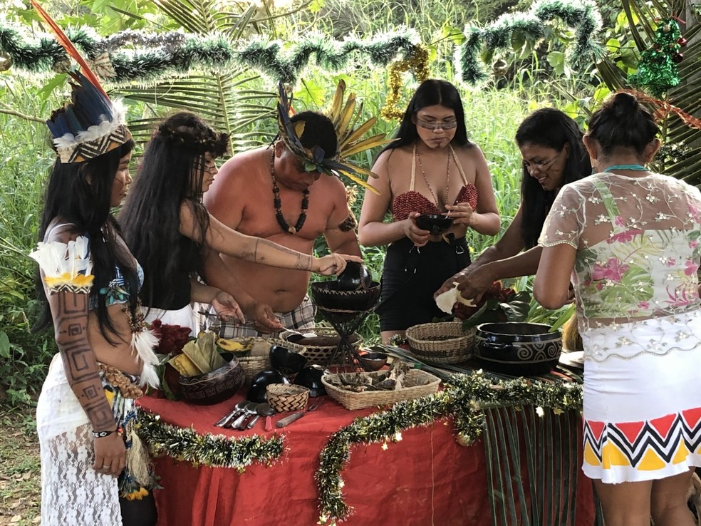 Peixe assado na folha, 'quinhapira', beiju e mais: a ceia indígena de Natal  | Amazonas | G1