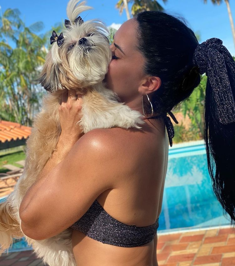 Graciele Lacerda fez clique fofo abraçando o pet (Foto: Reprodução/Instagram)