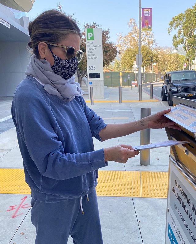 Jennifer Aniston mostra fotos votando (Foto: Reprodução/Instagram)