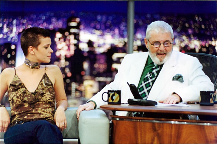 Carolina Dieckmann em entrevista ao 'Programa do Jô', em 2001 (Foto: Ricardo Martins/Divulgação)