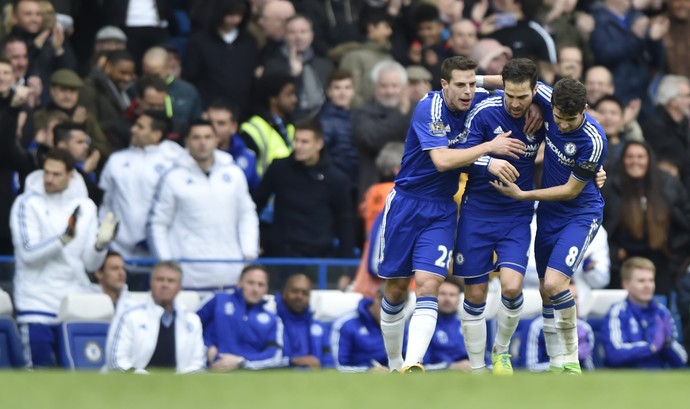 Fàbregas comemora gol Azpilicueta e Oscar Chelsea x West Ham (Foto: Reuters / Hannah McKay)
