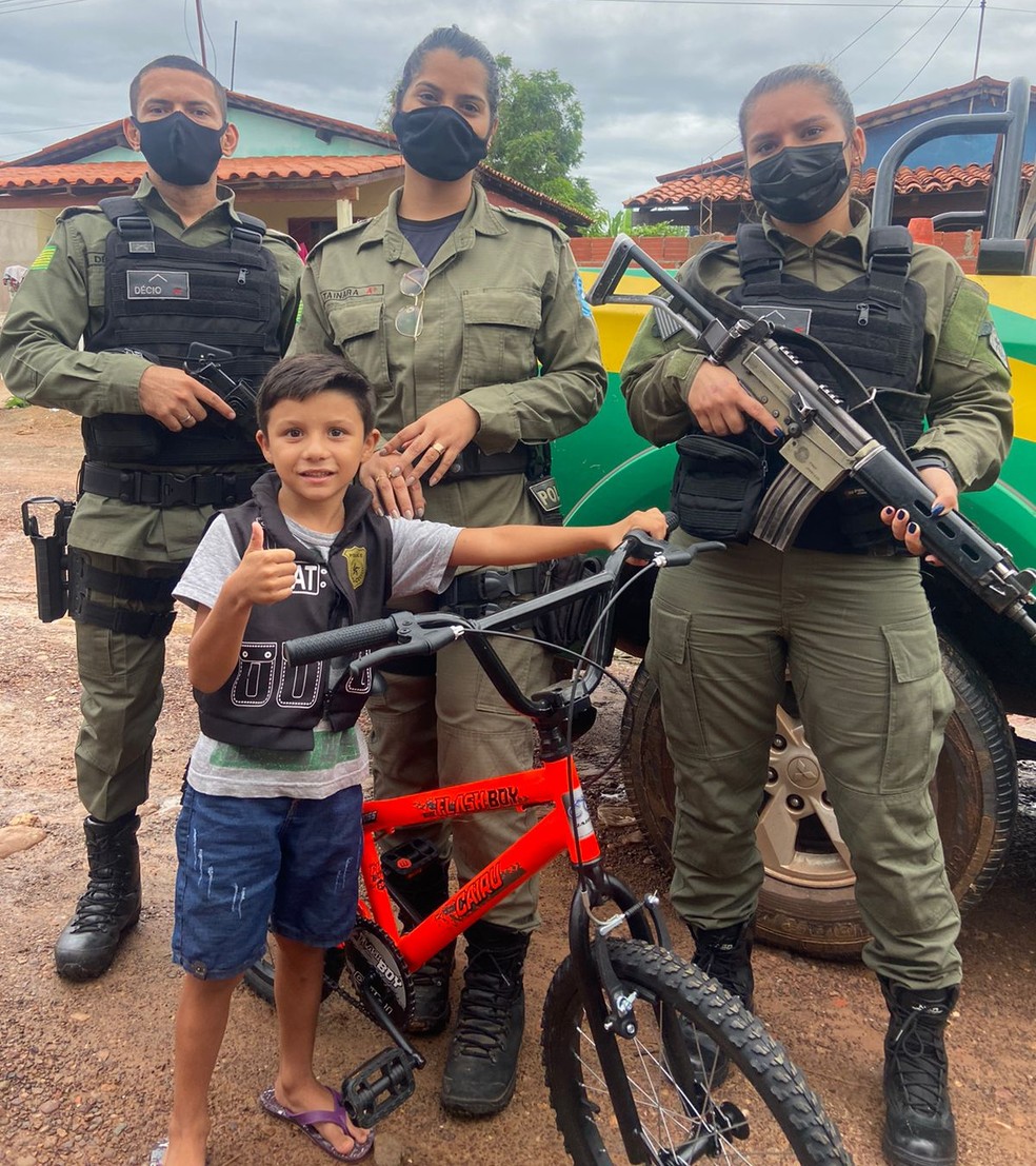 Heitor ganha bicicleta de PMs em Corrente — Foto: Divulgação /PM-PI