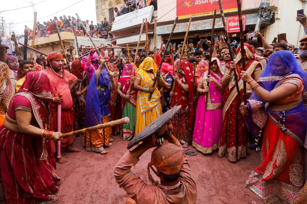 23 de março - Indianos vão às ruas durante as celebrações do Lathmar Holi na cidade de Barsana, no estado de Uttar Pradesh, durante a pandemia do novo coronavírus (Covid-19) na Índia — Foto: Adnan Abidi/Reuters