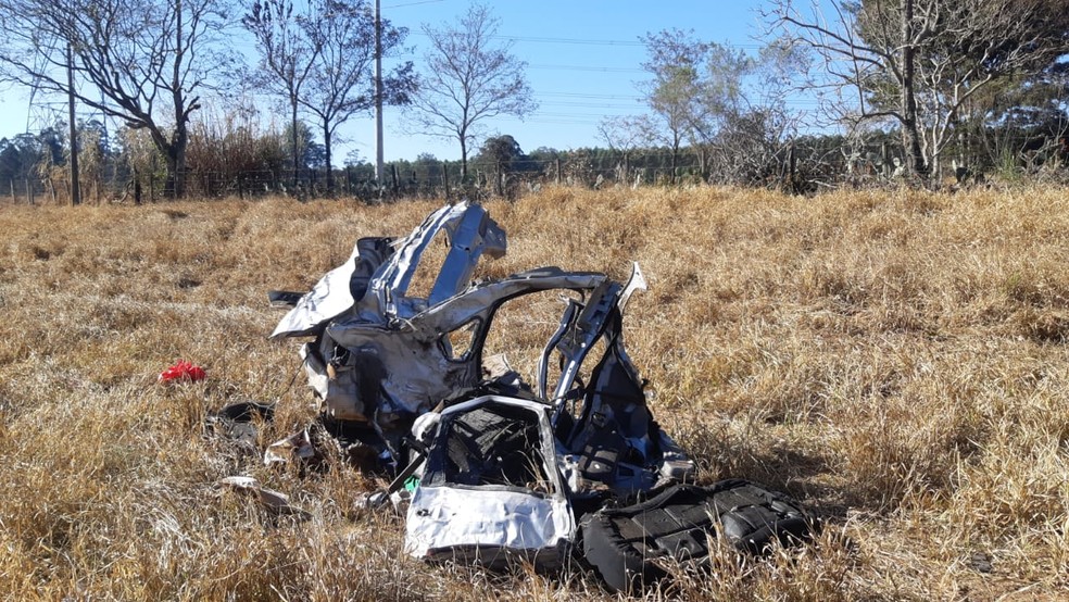 Três pessoas morrem em acidente envolvendo quatro carros na SP-310 em Itirapina — Foto: Gustavo Porto/EPTV