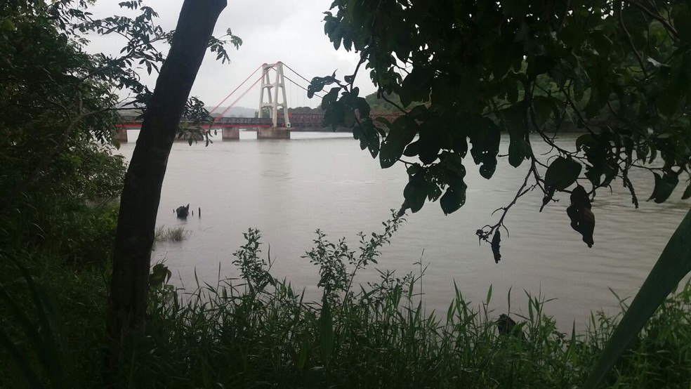 Homem caiu no rio perto da ponte pênsil, em Chavantes (Foto: Corpo de Bombeiros/Divulgação)