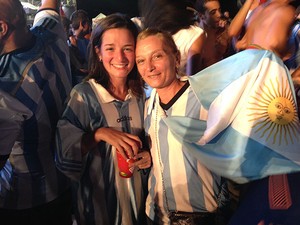 Argentinas Gladys e Martina comemoram a vitória da seleção (Foto: Maiana Belo / G1 Bahia)