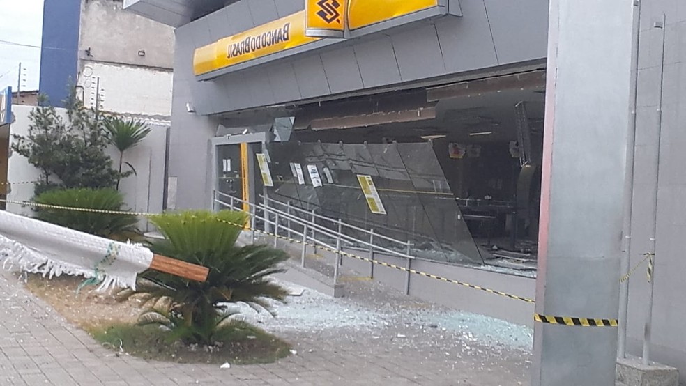Explosão no Banco do Brasil da Av. João XXIII deixou vidraria da fachada destruída — Foto: Reprodução/Whatsapp