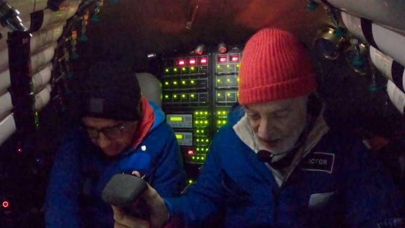 Ulloa e Vescovo dentro do submarino Limiting Factor (Foto: Nick Verola/Caladan Oceanic via BBC News)