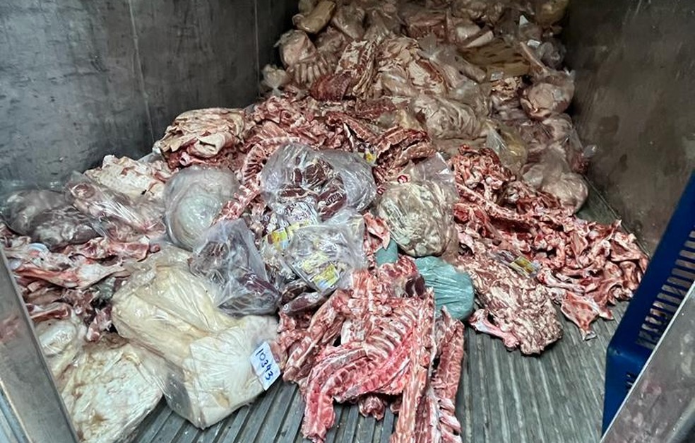 Parte de carne de origem clandestina apreendida foi recolhida por caminhão em Vila Velha, ES — Foto: Divulgação/Prefeitura
