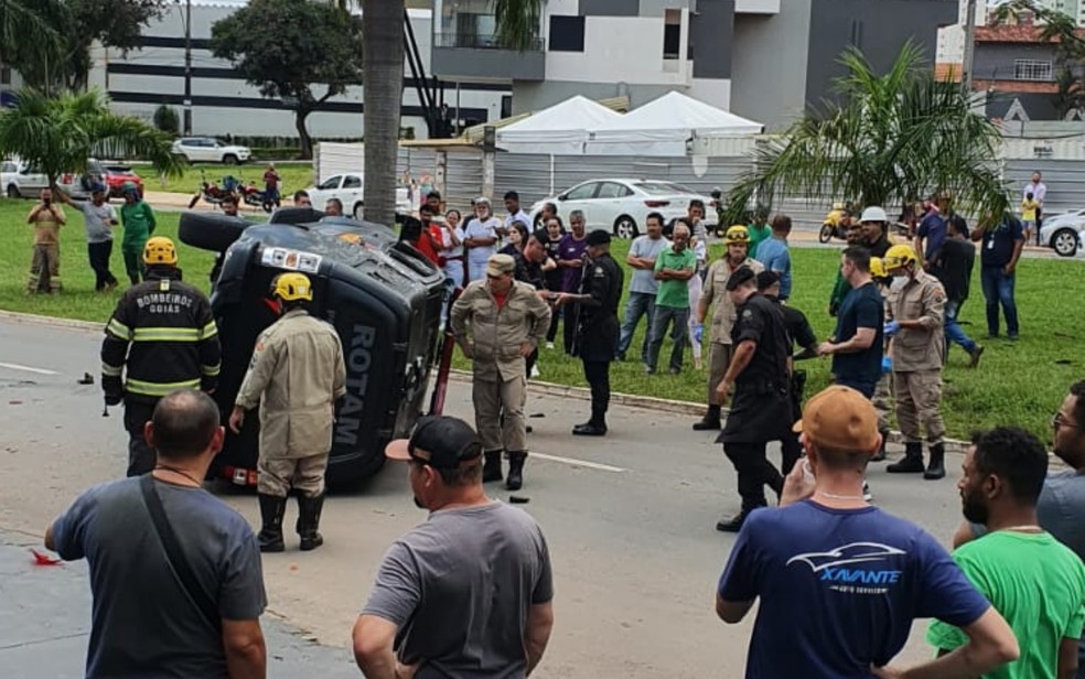 Viatura da Rotam tomba aps acidente em Goinia, Gois  Foto: Reproduo/Polcia Militar
